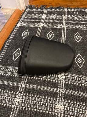 Suzuki GSX-R600 GSX-R750 2004-2005 Rear Passenger Pillion Seat 45300-29G00-6BY